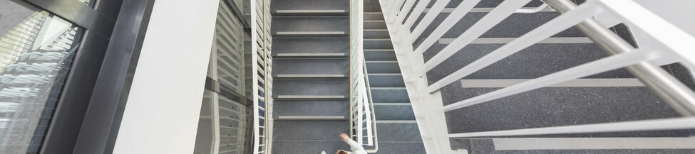 Blick von oben in das Treppenhaus der Bibliothek