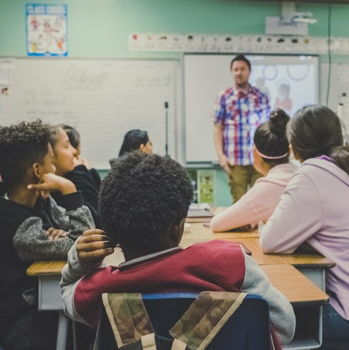 Schule-kenny-eliason-unsplash