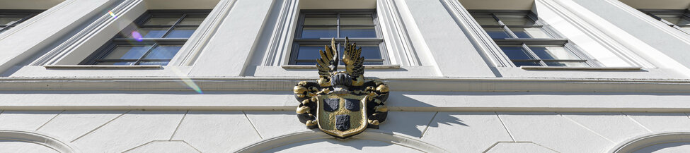 210531-gei-143 Außenansicht der Villa von Bülow mit dem Wappen der Familie von Bülow