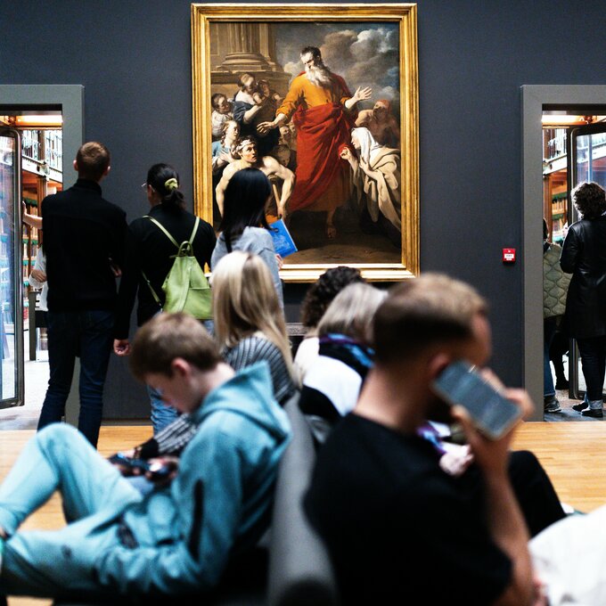 Smartphone_im_Museum_redcharlie-unsplash