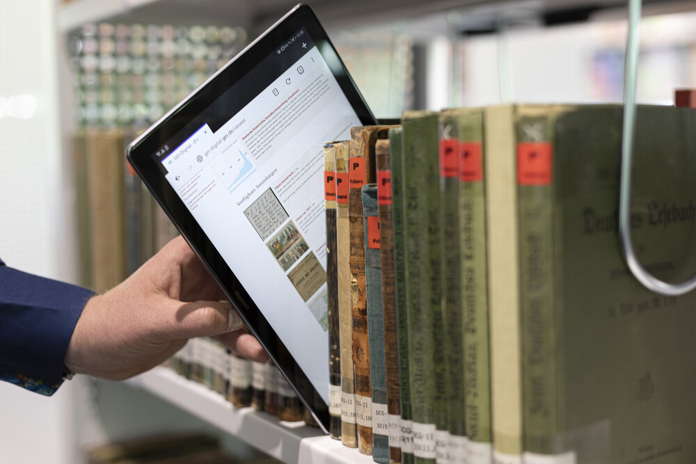 GEI-Bibliothek_Buecher_u_Tablet GEI-Bibliothek_Buecher_u_Tablet