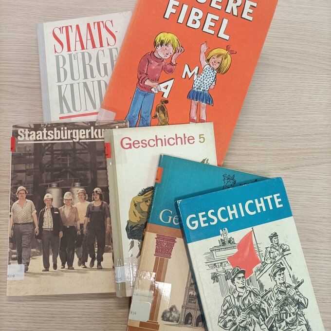 Digitalisierung historischer Schulbücher DDR_Schulbuecher